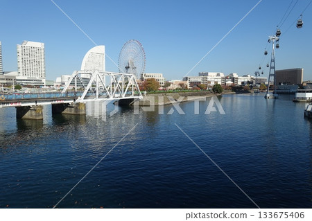 Autumn blue sky and Minato Mirai scenery 133675406