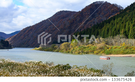 最上川:壯麗的晚秋景色,兩次乘船遊覽,山形縣 最上川:壯麗的晚秋景色,兩次乘船遊覽,山形縣 133675426