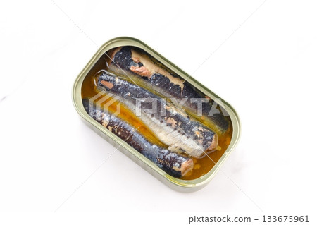 油浸沙丁魚－用橄欖油醃製的新鮮沙丁魚製成的罐頭沙丁魚 133675961