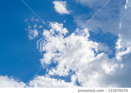 夏末天空：晴朗的藍色午後天空，雲朵點綴其間 30 133676076