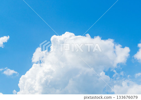 夏末天空：晴朗的藍色午後天空和雲彩 34 133676079