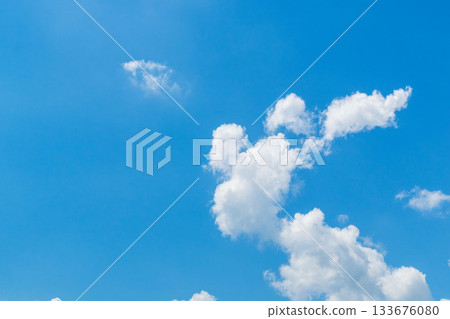 夏末天空：晴朗的藍色午後天空，雲量 35 133676080