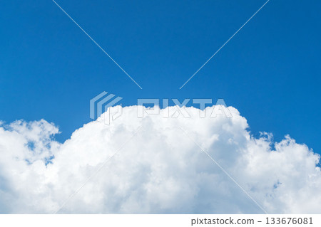 夏末天空：晴朗的藍色午後天空和雲彩 36 133676081