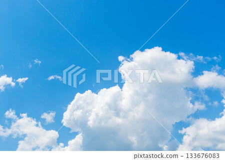 夏末天空：晴朗的藍色午後天空和雲彩 38 133676083
