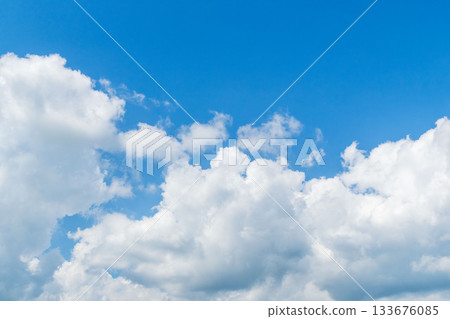 夏末天空：晴朗的藍色午後天空，雲量 40 133676085