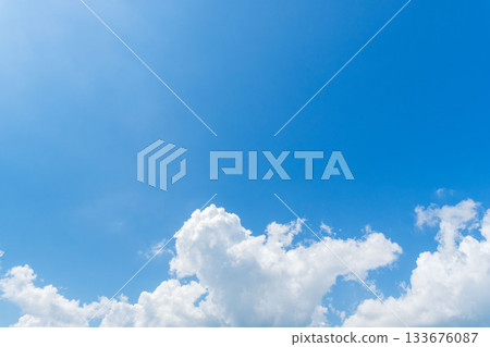 夏末天空：晴朗的藍色午後天空和雲彩 42 133676087