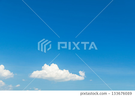 夏末的天空：晴朗的藍色午後天空和雲彩 44 133676089