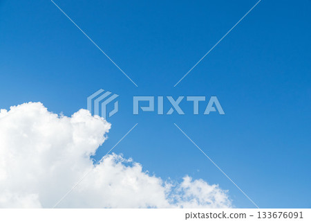 夏末天空：晴朗的藍色午後天空和雲彩 46 133676091