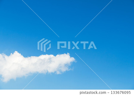 夏末天空：晴朗的藍色午後天空，雲量50 133676095