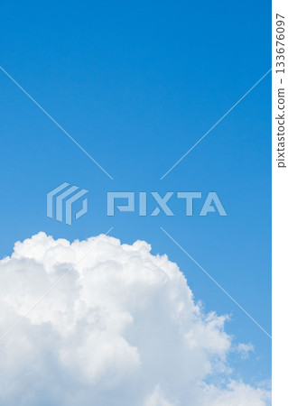 夏末天空：晴朗的藍色午後天空和雲彩 52 133676097