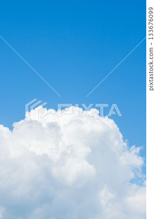 夏末天空：晴朗的藍色午後天空和雲彩 54 133676099