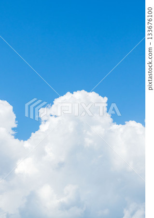 夏末天空：晴朗的藍色午後天空，雲 55 133676100