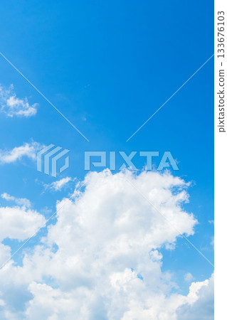 夏末天空：晴朗的藍色午後天空和雲彩 58 133676103