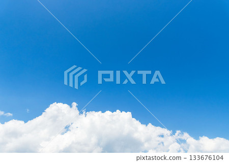 夏末天空：晴朗的藍色午後天空和雲彩 59 133676104