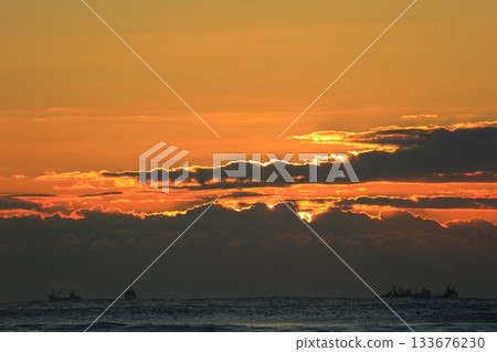 日出時分,雲朵漂浮在海面上。 日出時分,雲朵漂浮在海面上。 133676230
