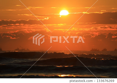日出時分，雲朵漂浮在海面上。 133676269