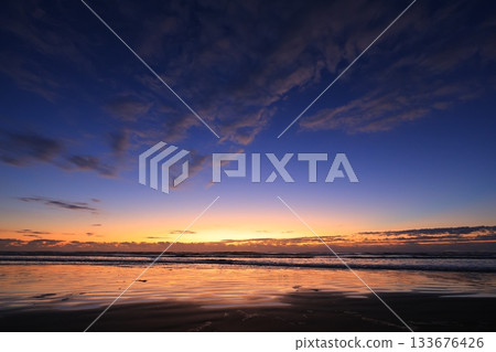 美麗的海灘日出 美麗的海灘日出 133676426
