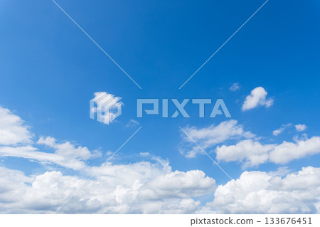 夏末天空：晴朗的藍色午後天空和雲彩 15 133676451