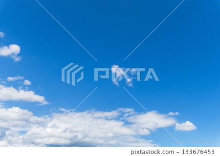 夏末天空：晴朗的藍色午後天空和雲彩 16 133676453