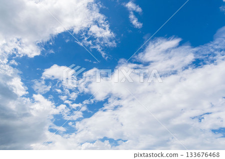 夏末天空：晴朗的藍色午後天空和雲彩 23 133676468