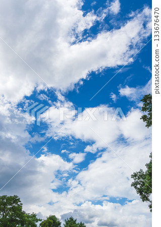 夏末天空：晴朗的藍色午後天空，雲朵點綴其間 25 133676470