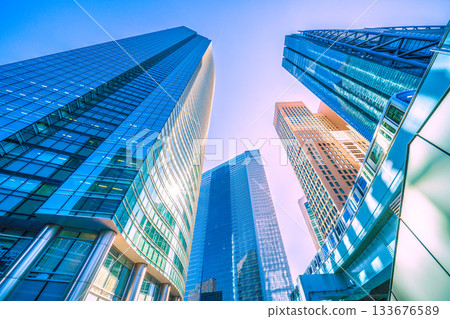 日本東京的城市景觀：新時代的希望之光…俯瞰汐留商業區和百合海鷗線。面向未來… 133676589
