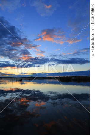 朝日反映在水面上 133676668