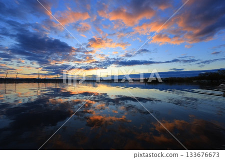 朝日反映在水面上 朝日反映在水面上 133676673