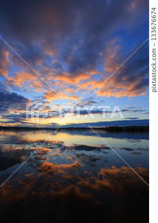 朝日反映在水面上 133676674