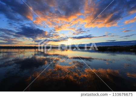 朝日反映在水面上 朝日反映在水面上 133676675