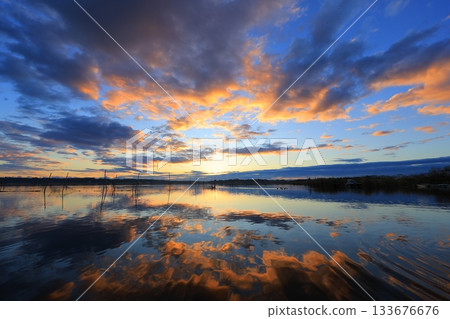 朝日反映在水面上 133676676