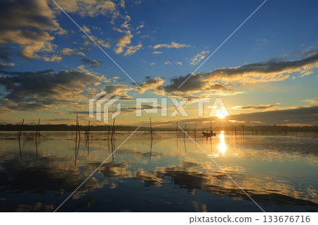 朝日反映在水面上 朝日反映在水面上 133676716