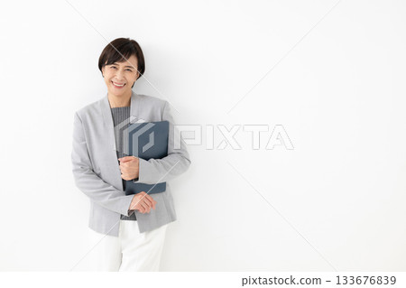 有個人計算機的女商人 有個人計算機的女商人 133676839