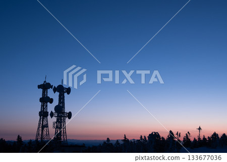 長野縣志賀高原,橫手山頂附近有一座無線電塔,景色優美。 長野縣志賀高原,橫手山頂附近有一座無線電塔,景色優美。 133677036