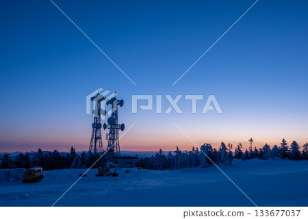 長野縣志賀高原,橫手山頂附近有一座無線電塔,景色優美。 長野縣志賀高原,橫手山頂附近有一座無線電塔,景色優美。 133677037