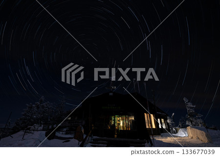 長野縣志賀高原：橫手山頂的繁星點點的夜空和山間小屋 133677039