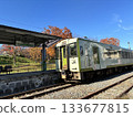 Iiyama Line train waiting on a single track (November, Togari-Nozawa Onsen Station, Iiyama City, Nagano Prefecture) 133677815