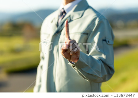 一位中年男性商務人士穿著工作服站在戶外。 133678447