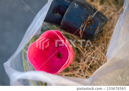 將花盆裝進垃圾袋丟掉。 133678565