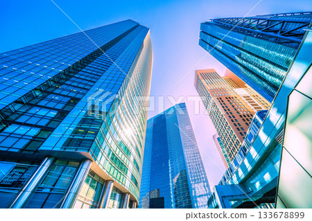 東京都會圈迎來更光明未來的希望之光…百合海鷗線列車駛離新橋站,以及汐留地區的建築群。 東京都會圈迎來更光明未來的希望之光…百合海鷗線列車駛離新橋站,以及汐留地區的建築群。 133678899