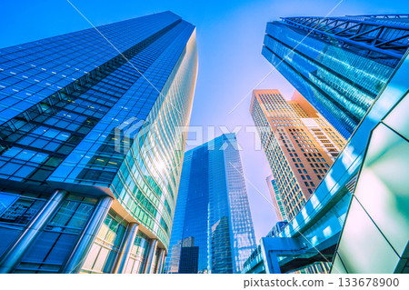 為日本東京的城市景觀帶來更光明的未來…俯瞰百合海鷗線駛離新橋站和汐留商業區。 133678900