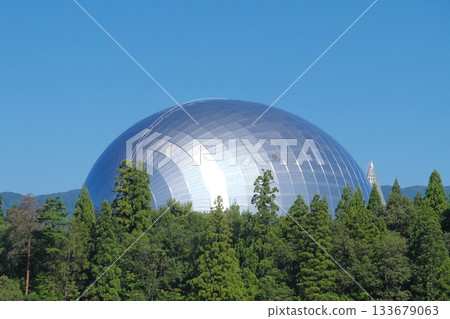 從鄉間眺望福井縣立恐龍博物館的恐龍館 133679063