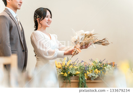 新娘和新郎在婚禮上帶著花束進入教堂、婚禮大廳和處女路 133679234