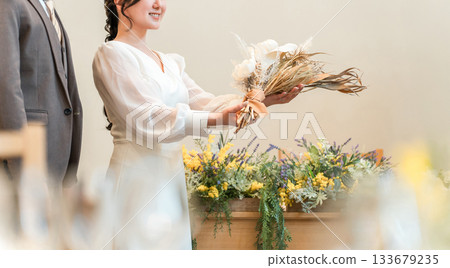 新娘和新郎在婚禮上帶著花束進入教堂、婚禮大廳和處女路 新娘和新郎在婚禮上帶著花束進入教堂、婚禮大廳和處女路 133679235