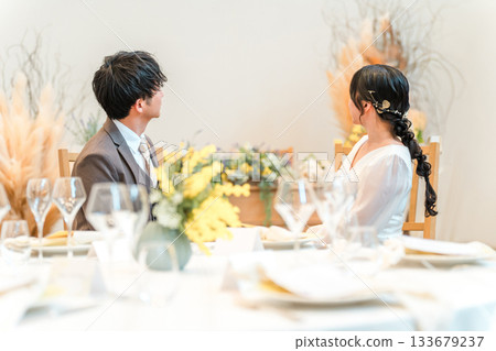 新郎新娘在婚宴的高砂座位區觀看螢幕。 133679237