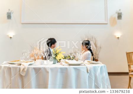 新郎新娘在婚宴的高砂座位區觀看螢幕。 133679238