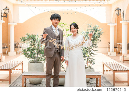 新娘和新郎帶著花環在婚禮大廳（新娘婚禮） 133679243