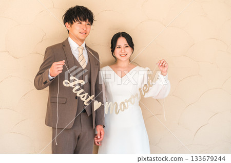 新娘和新郎帶著花環在婚禮大廳（新娘婚禮） 133679244