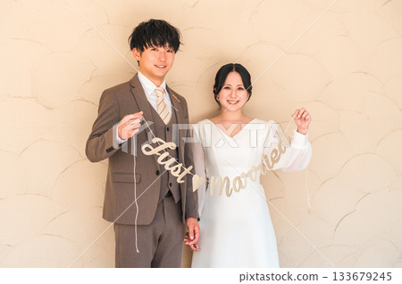 Bride and groom with garland at the wedding hall (bridal wedding) 133679245