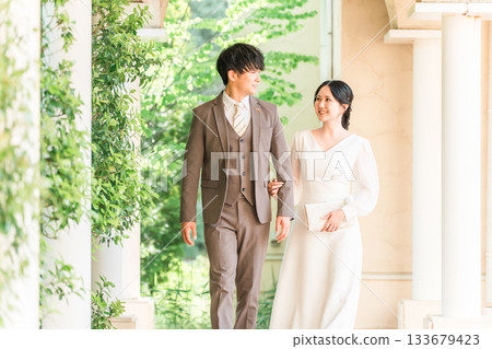 婚禮招待會、婚後派對、身著婚紗的新郎新娘、盛裝打扮的夫婦、富有的、富裕的 133679423